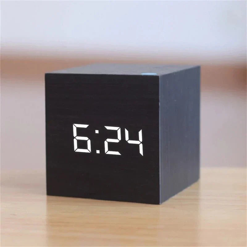Retro Firkantet LED Vækkeur med Snooze og Stemmeaktivering