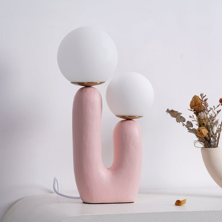 Moderne Bordlampe i Resin og Glas med Naturlige Detaljer