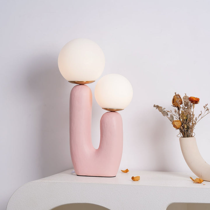 Moderne Bordlampe i Resin og Glas med Naturlige Detaljer