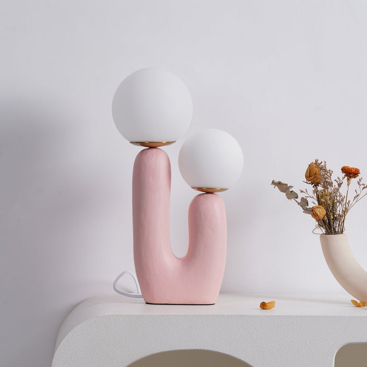 Moderne Bordlampe i Resin og Glas med Naturlige Detaljer