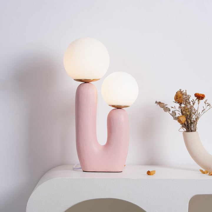 Moderne Bordlampe i Resin og Glas med Naturlige Detaljer