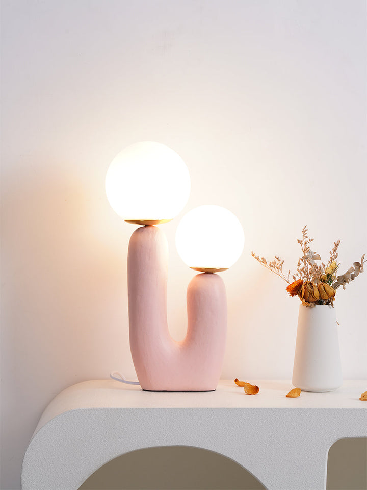 Moderne Bordlampe i Resin og Glas med Naturlige Detaljer