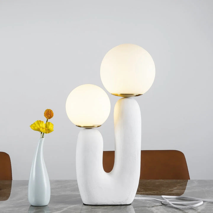 Moderne Bordlampe i Resin og Glas med Naturlige Detaljer