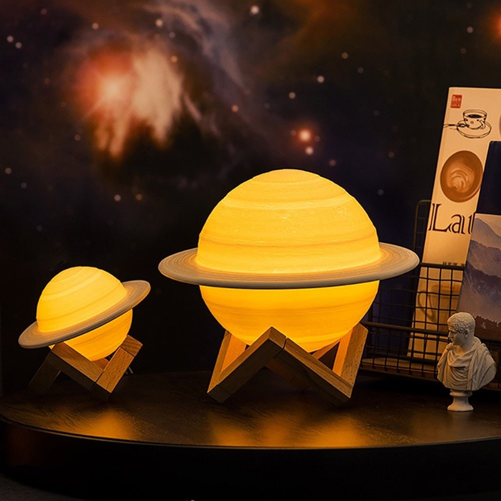 Genopladelig SaturnGlow Lampe med Justerbar Belysning og 3D-Print Detaljer