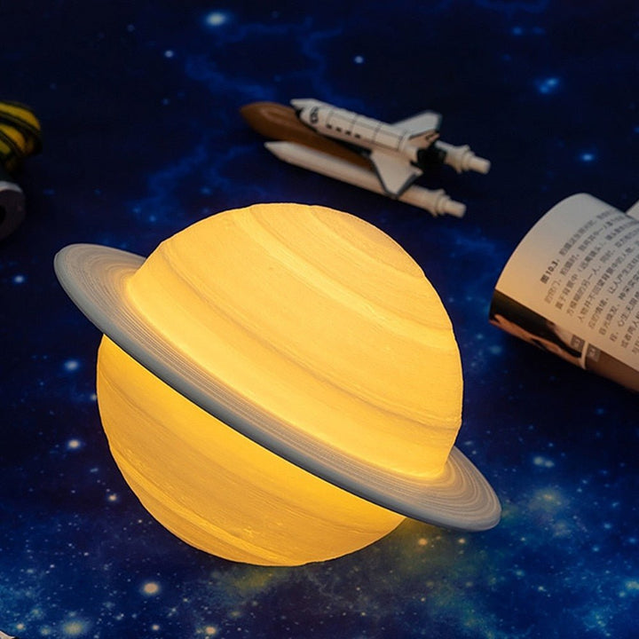 Genopladelig SaturnGlow Lampe med Justerbar Belysning og 3D-Print Detaljer