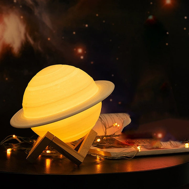 Genopladelig SaturnGlow Lampe med Justerbar Belysning og 3D-Print Detaljer