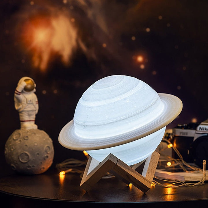 Genopladelig SaturnGlow Lampe med Justerbar Belysning og 3D-Print Detaljer
