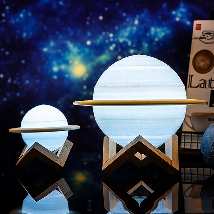Genopladelig SaturnGlow Lampe med Justerbar Belysning og 3D-Print Detaljer