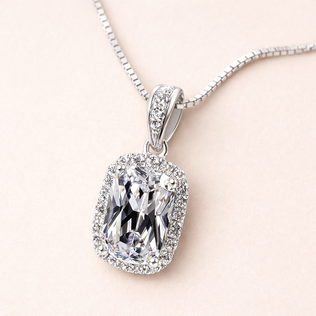 Sølv Halskæde med Rektangulær Krystal Vedhæng og Halo Detaljer