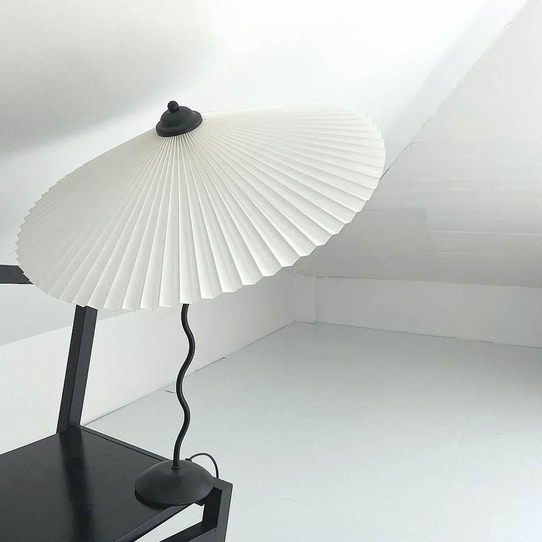 Kunstnerisk Bordlampe med Krom Finish og Snorede Design