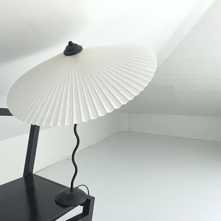 Kunstnerisk Bordlampe med Krom Finish og Snorede Design