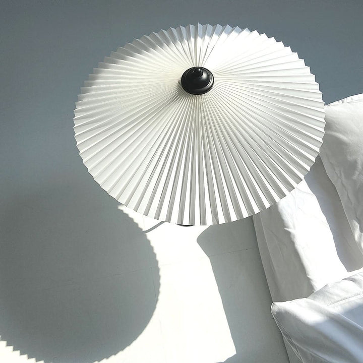 Kunstnerisk Bordlampe med Krom Finish og Snorede Design