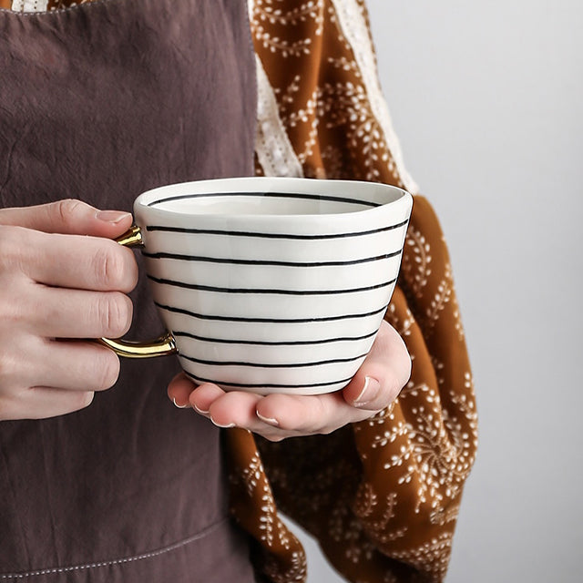 Geometrisk Kaffe Kop i Hvid Keramik med Guld Håndtag