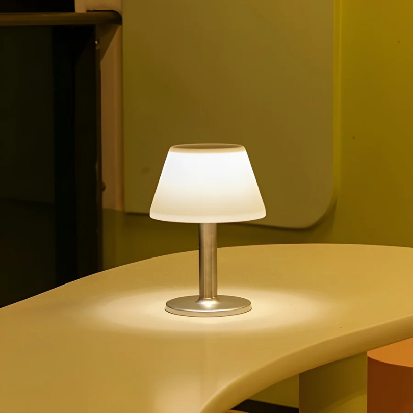Solcelledrevet Udendørs Bordlampe i Vejrbestandig Design