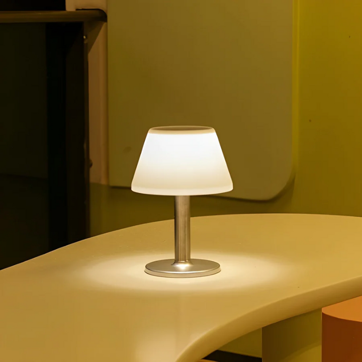 Solcelledrevet Udendørs Bordlampe i Vejrbestandig Design