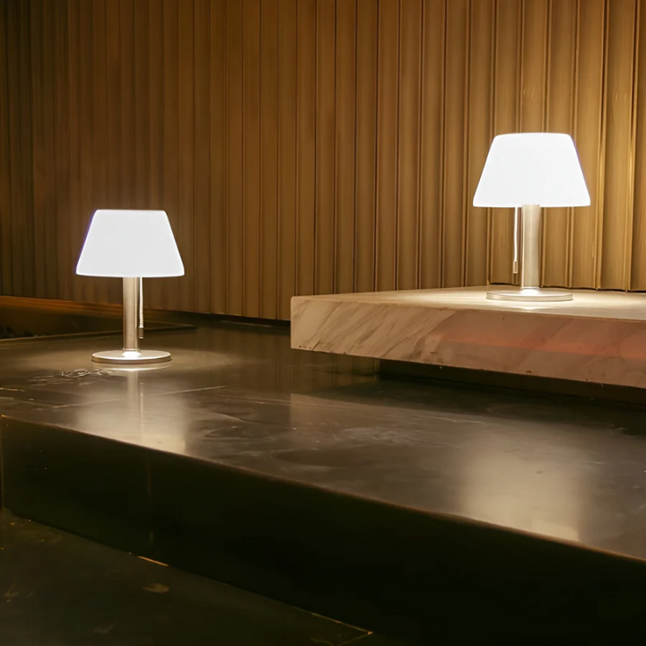 Solcelledrevet Udendørs Bordlampe i Vejrbestandig Design