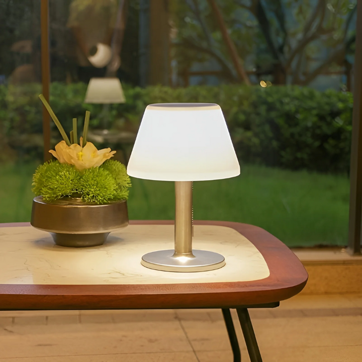 Solcelledrevet Udendørs Bordlampe i Vejrbestandig Design