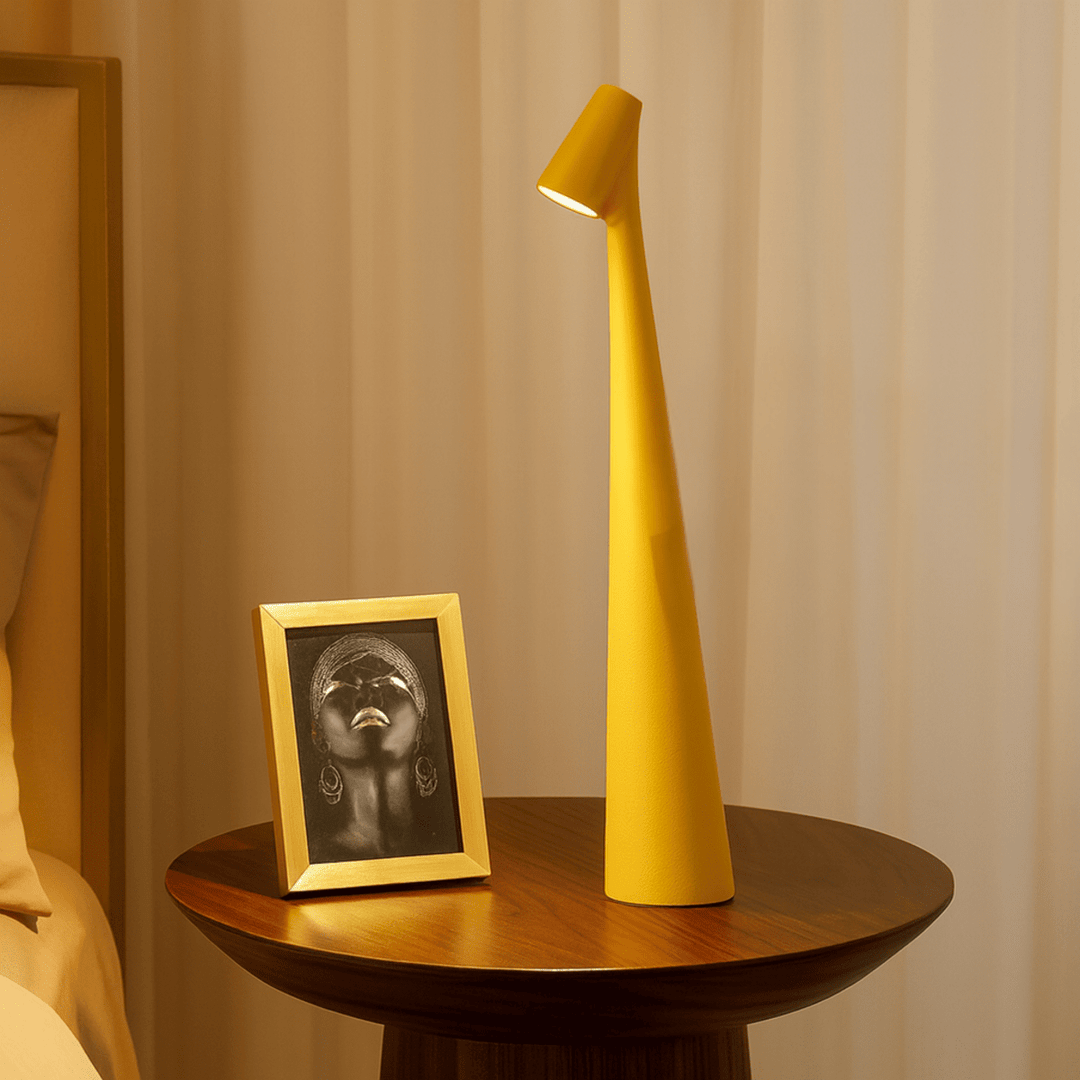 Genopladelig LED Bordlampe med Dæmpbart Lys og Minimalistisk Design