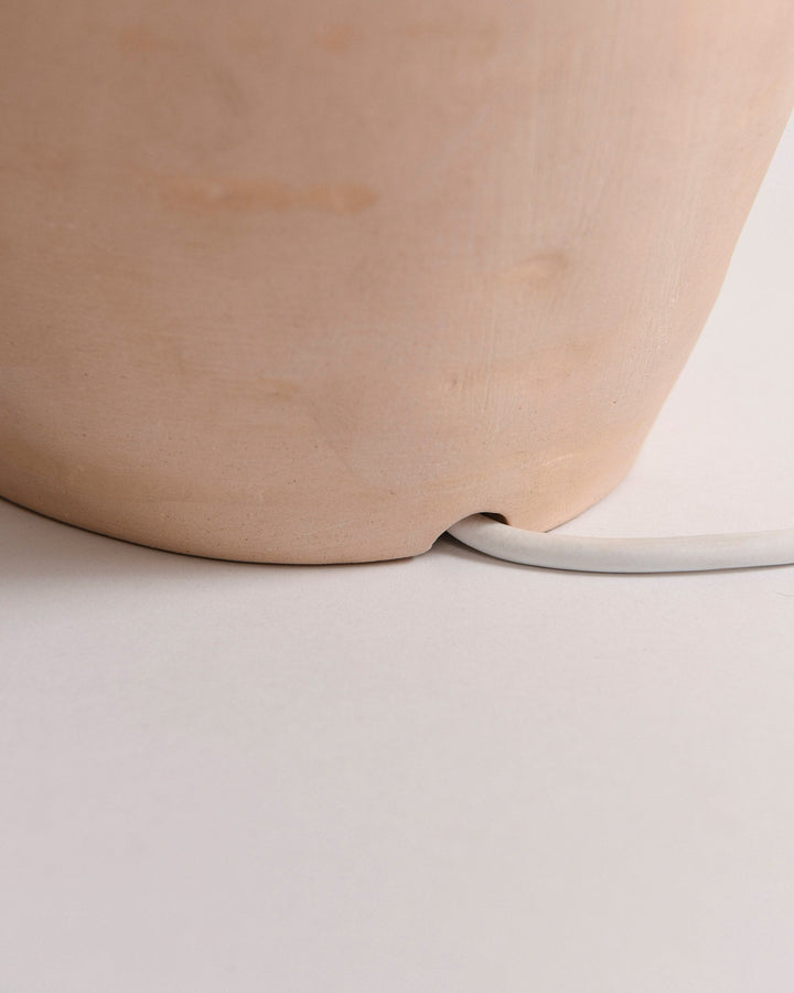 Moderne Bordlampe i Resin og Glas med Naturlige Detaljer
