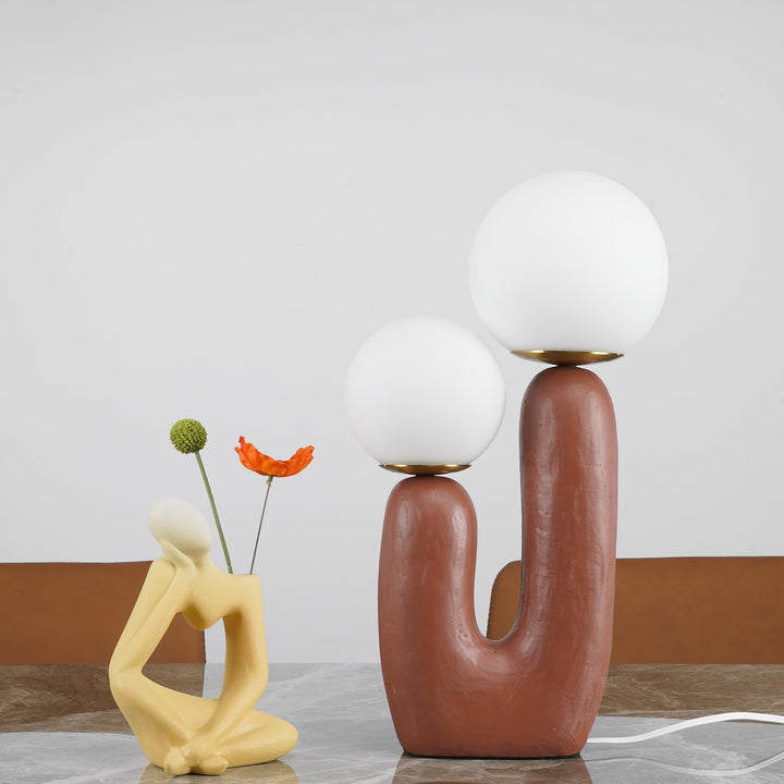 Moderne Bordlampe i Resin og Glas med Naturlige Detaljer