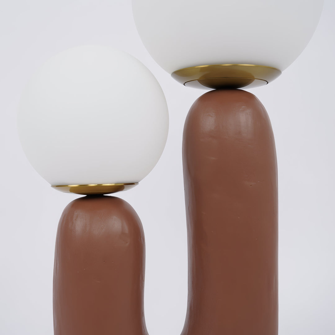 Moderne Bordlampe i Resin og Glas med Naturlige Detaljer
