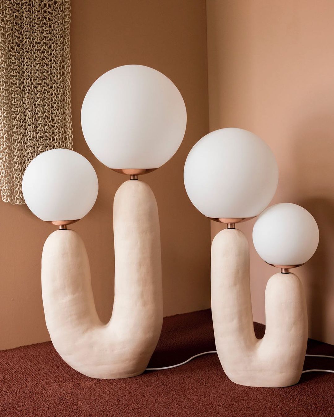Moderne Bordlampe i Resin og Glas med Naturlige Detaljer