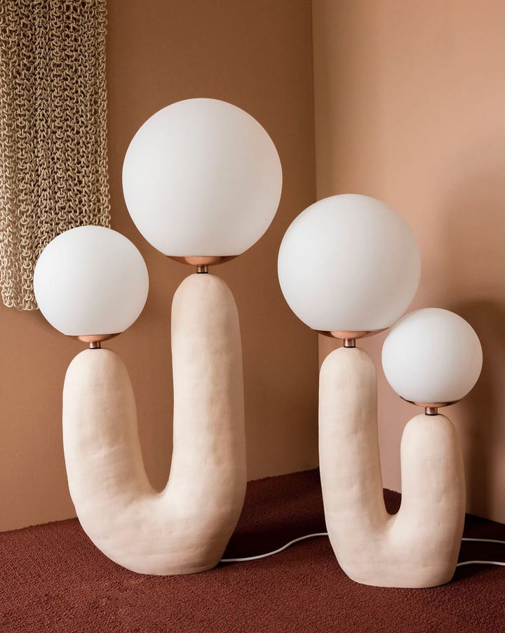 Moderne Bordlampe i Resin og Glas med Naturlige Detaljer