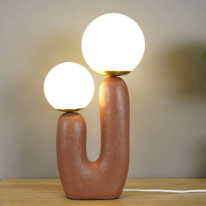 Moderne Bordlampe i Resin og Glas med Naturlige Detaljer