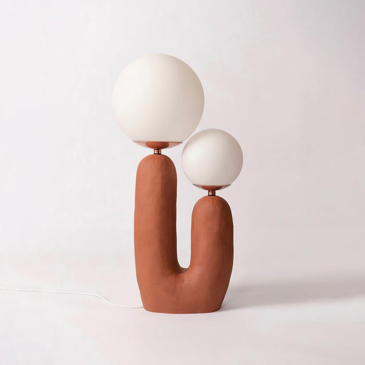 Moderne Bordlampe i Resin og Glas med Naturlige Detaljer