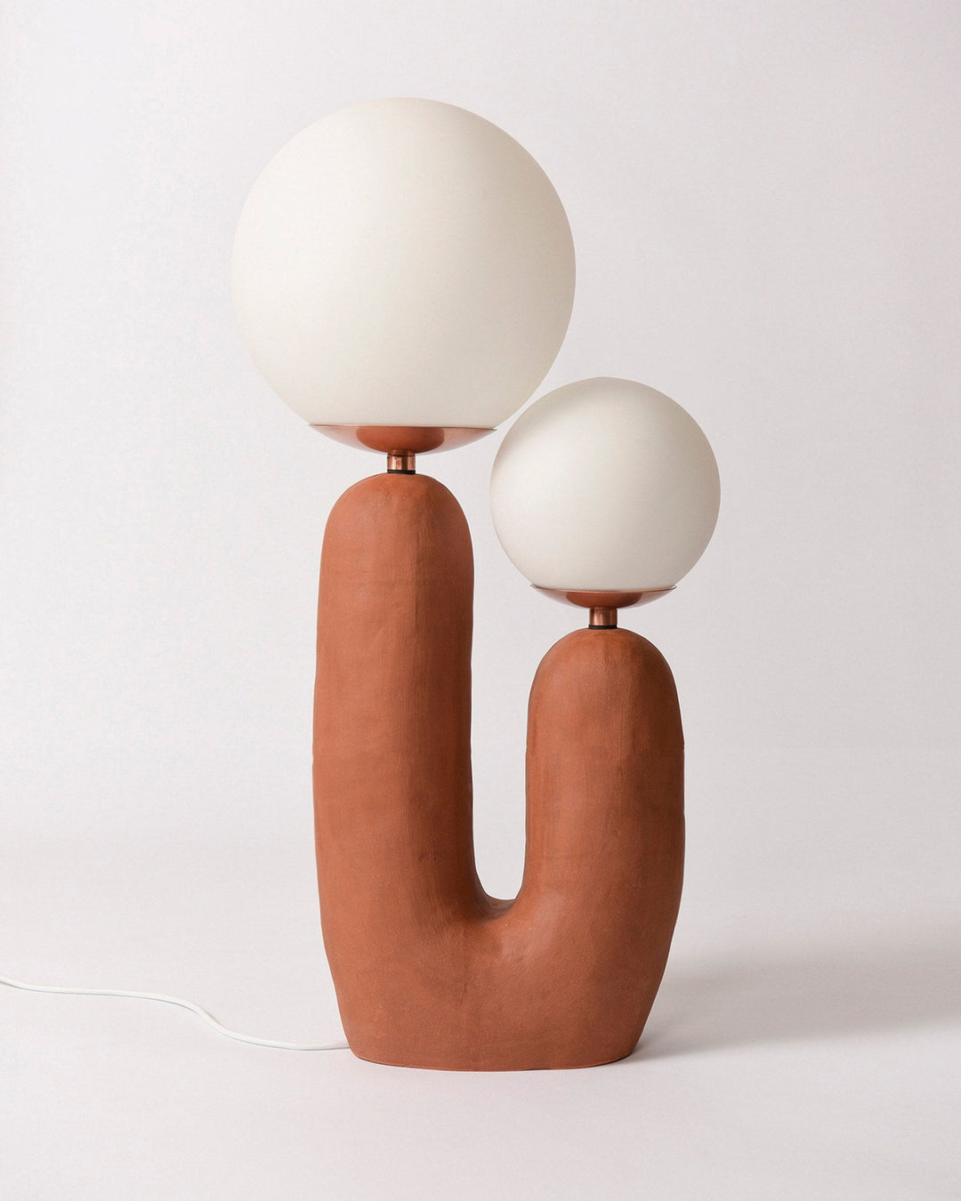 Moderne Bordlampe i Resin og Glas med Naturlige Detaljer