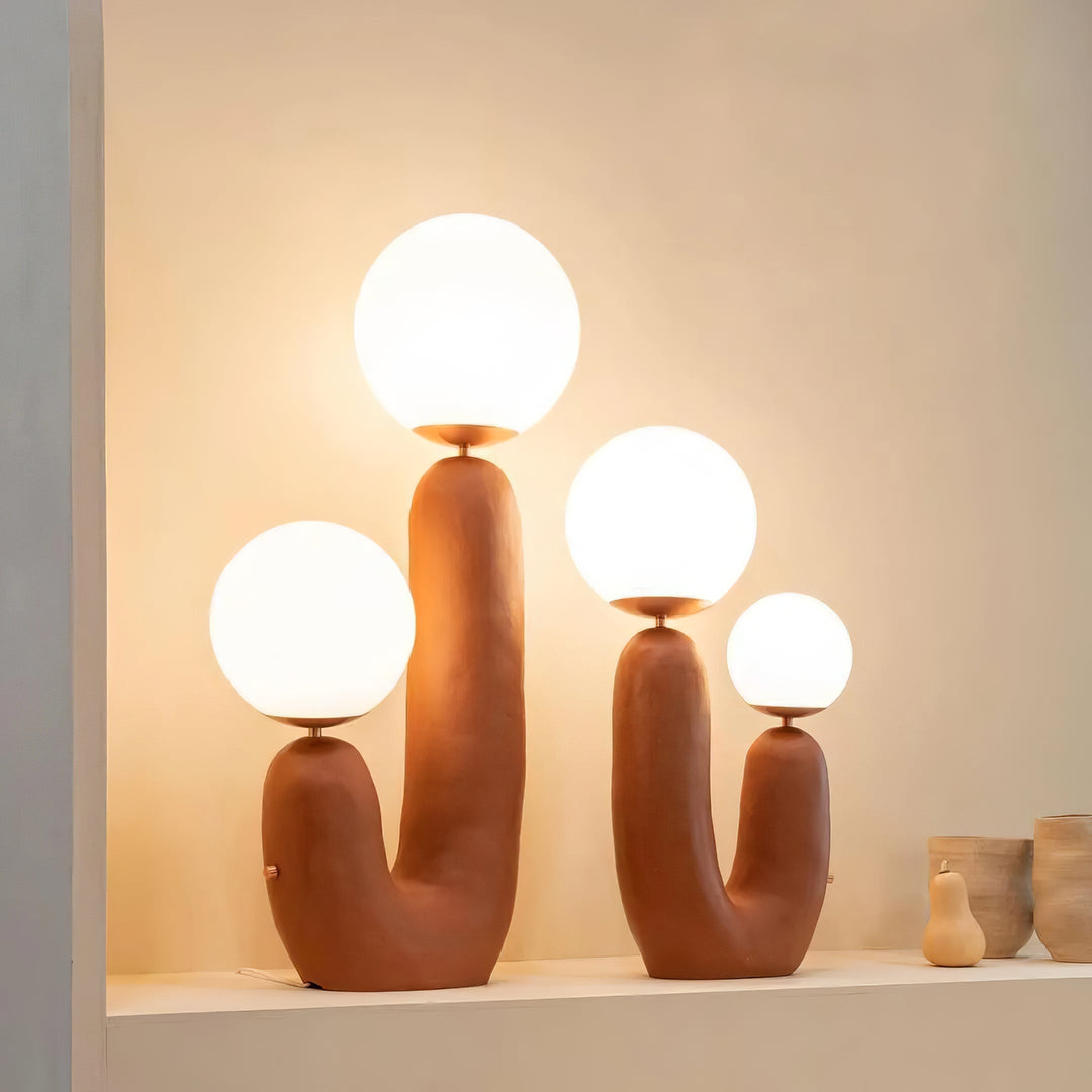 Moderne Bordlampe i Resin og Glas med Naturlige Detaljer