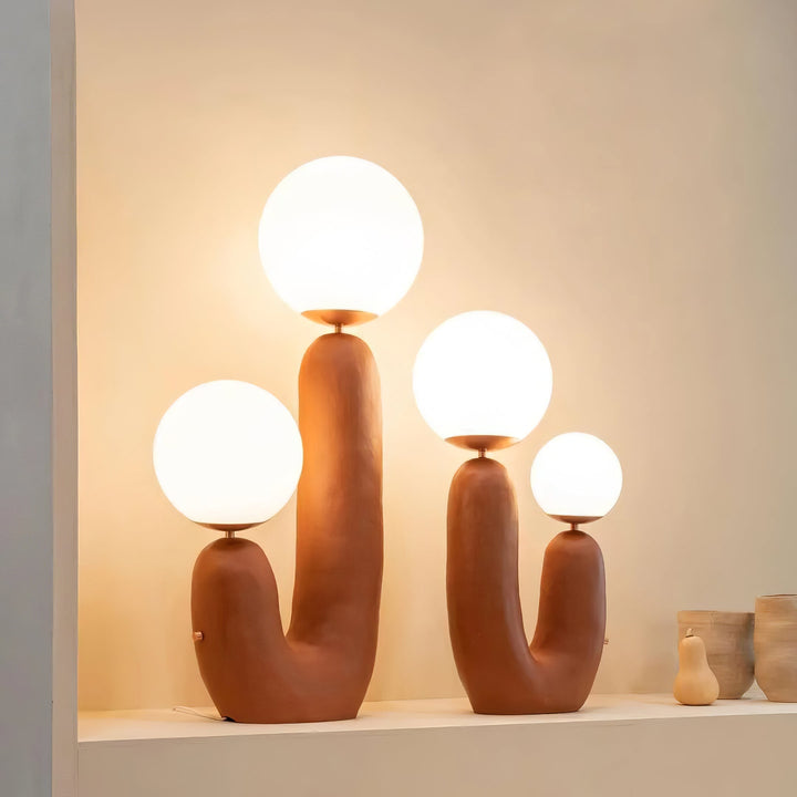 Moderne Bordlampe i Resin og Glas med Naturlige Detaljer