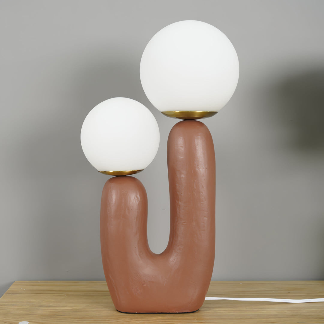 Moderne Bordlampe i Resin og Glas med Naturlige Detaljer