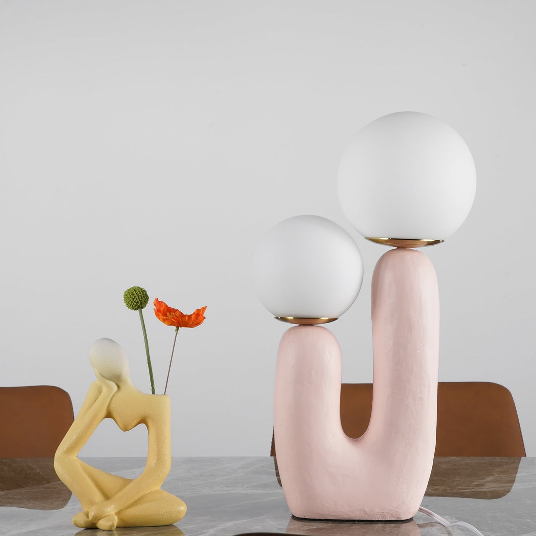 Moderne Bordlampe i Resin og Glas med Naturlige Detaljer