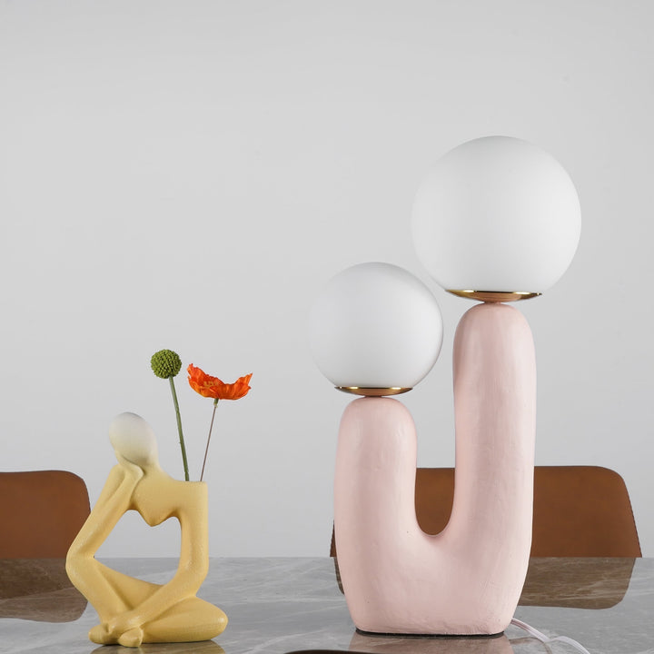 Moderne Bordlampe i Resin og Glas med Naturlige Detaljer
