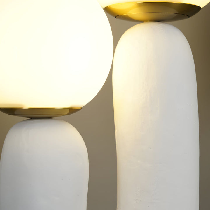 Moderne Bordlampe i Resin og Glas med Naturlige Detaljer