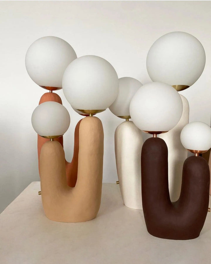 Moderne Bordlampe i Resin og Glas med Naturlige Detaljer