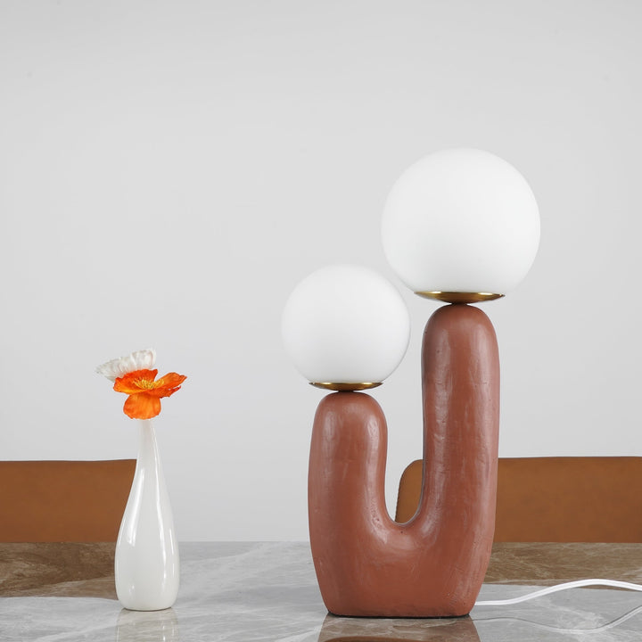 Moderne Bordlampe i Resin og Glas med Naturlige Detaljer