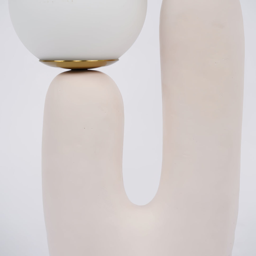 Moderne Bordlampe i Resin og Glas med Naturlige Detaljer