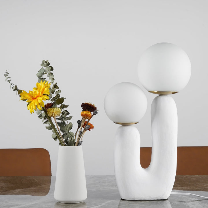 Moderne Bordlampe i Resin og Glas med Naturlige Detaljer
