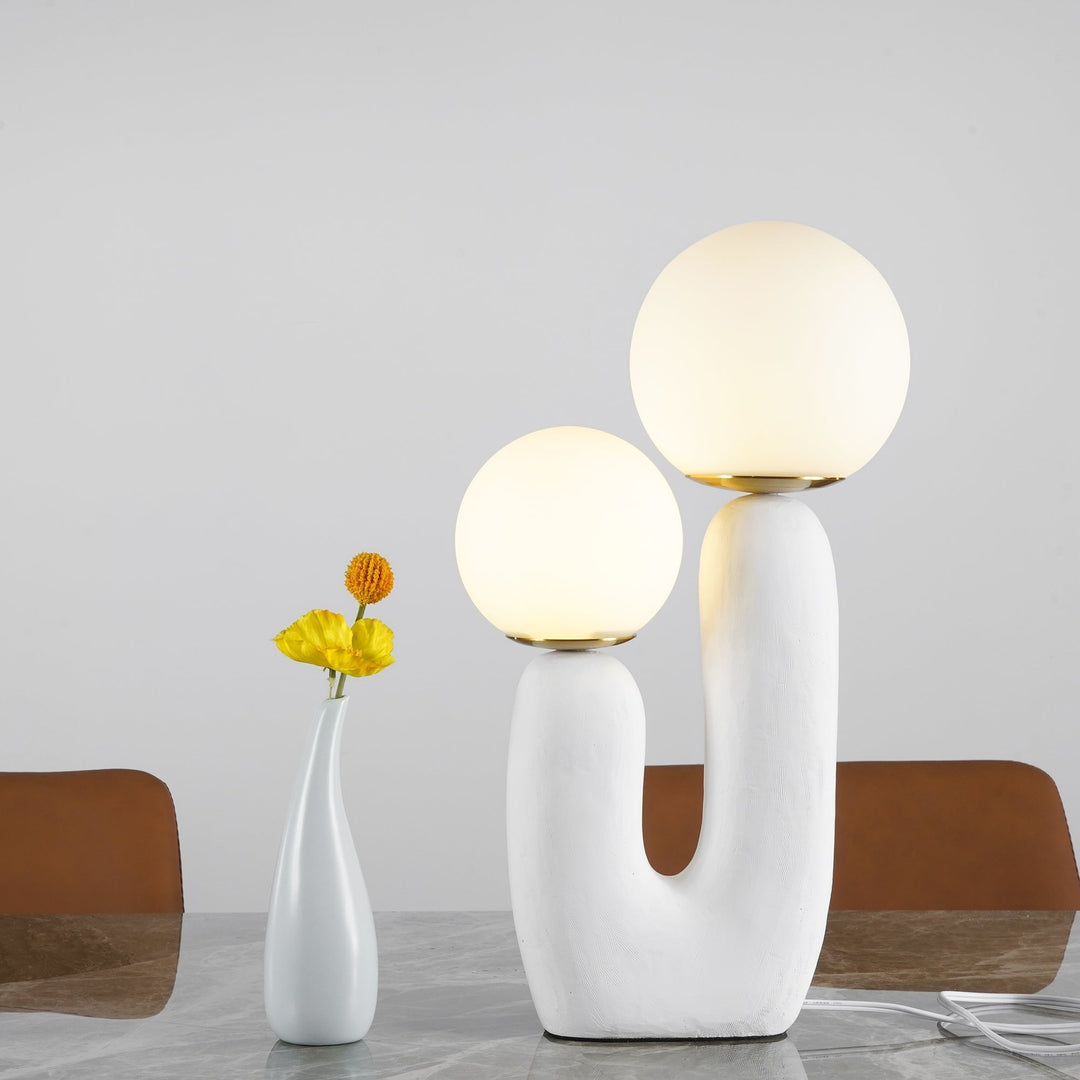 Moderne Bordlampe i Resin og Glas med Naturlige Detaljer