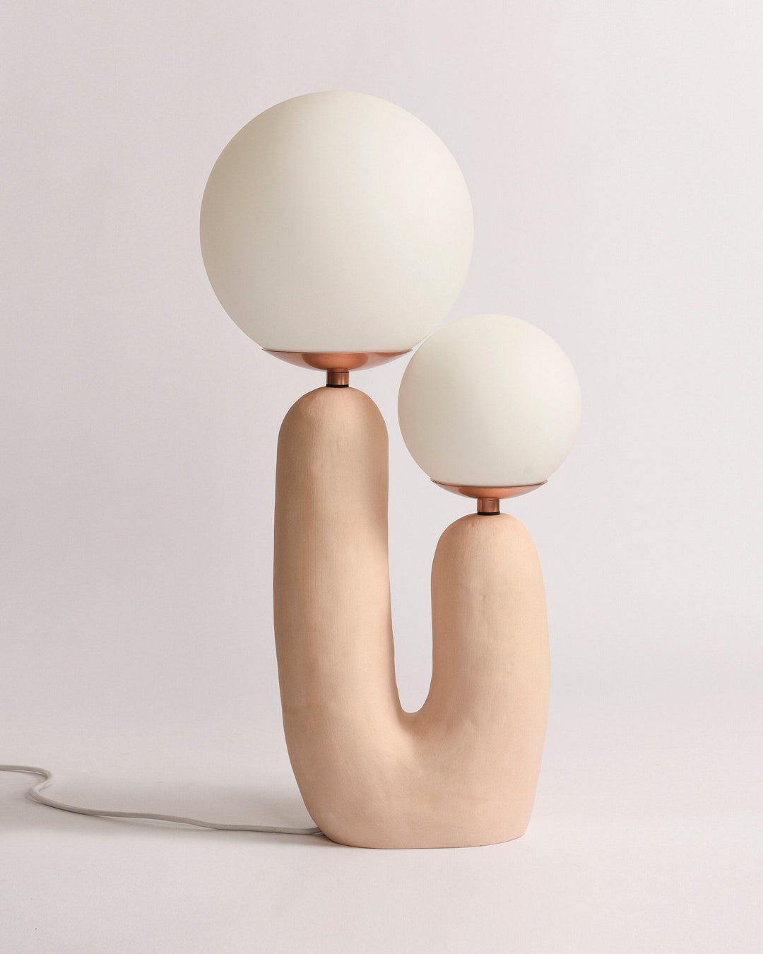 Moderne Bordlampe i Resin og Glas med Naturlige Detaljer
