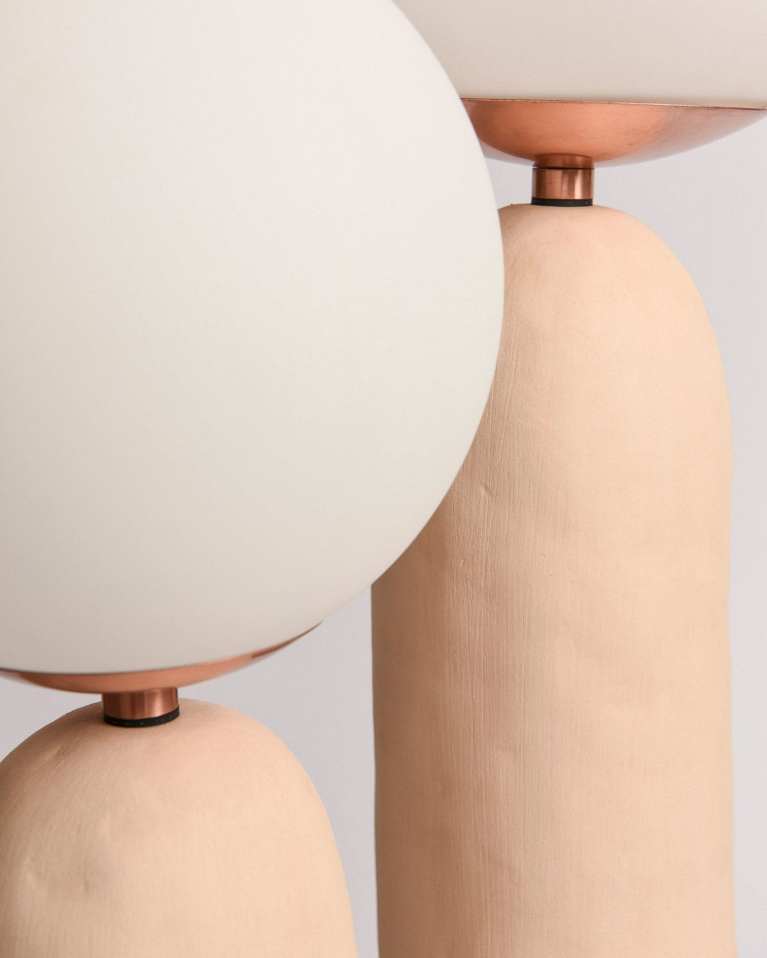 Moderne Bordlampe i Resin og Glas med Naturlige Detaljer