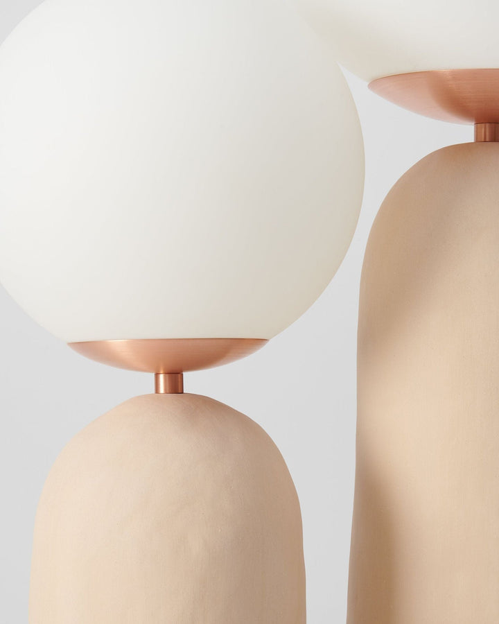 Moderne Bordlampe i Resin og Glas med Naturlige Detaljer