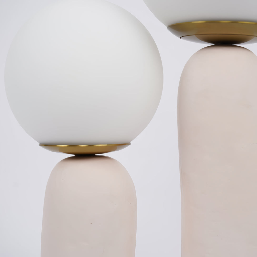 Moderne Bordlampe i Resin og Glas med Naturlige Detaljer