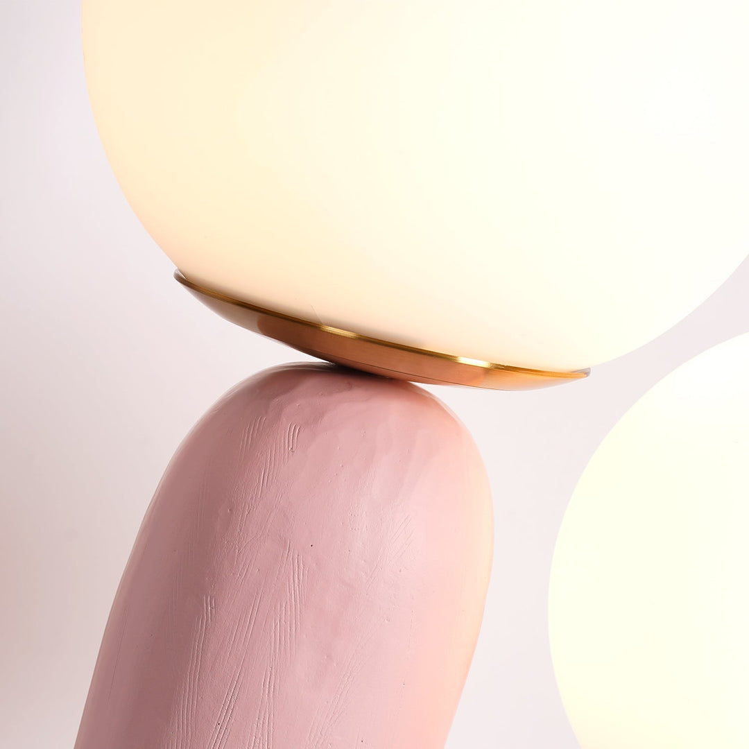 Moderne Bordlampe i Resin og Glas med Naturlige Detaljer