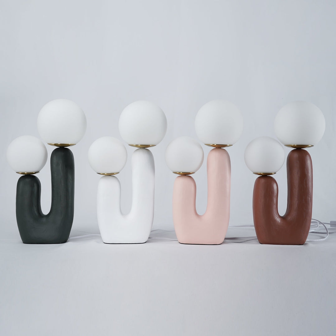 Moderne Bordlampe i Resin og Glas med Naturlige Detaljer