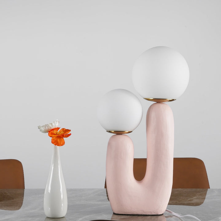 Moderne Bordlampe i Resin og Glas med Naturlige Detaljer