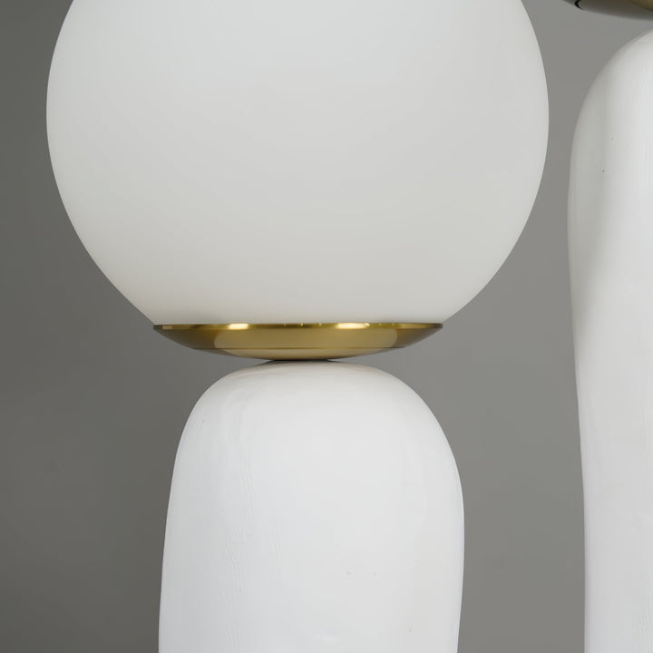 Moderne Bordlampe i Resin og Glas med Naturlige Detaljer