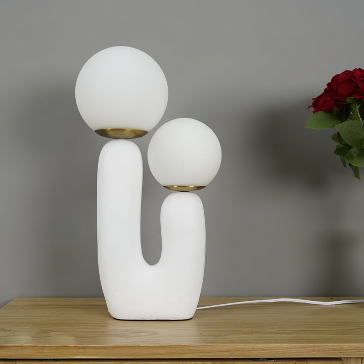 Moderne Bordlampe i Resin og Glas med Naturlige Detaljer